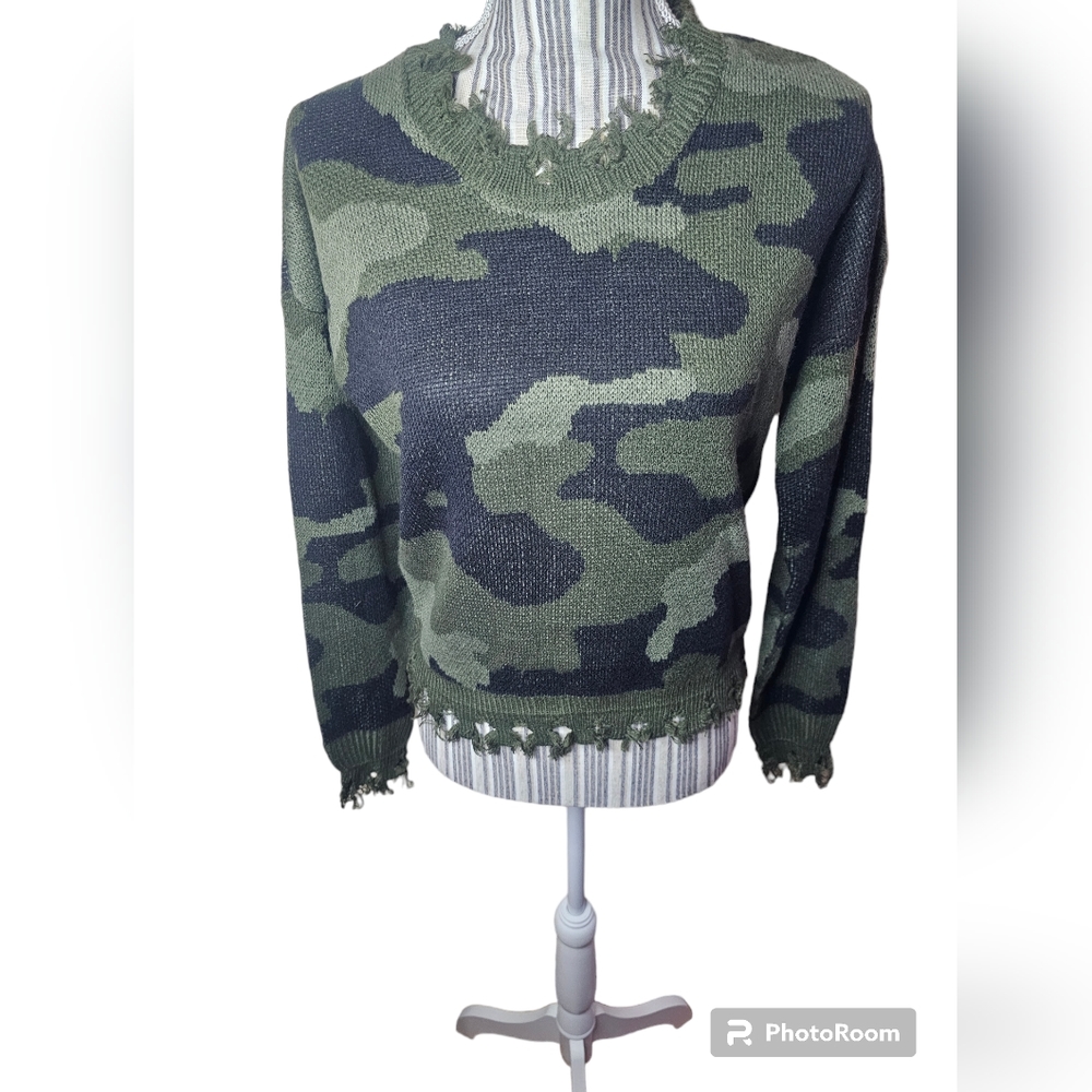 Full Circle Trends woman's olive long-sleeved sweater size M